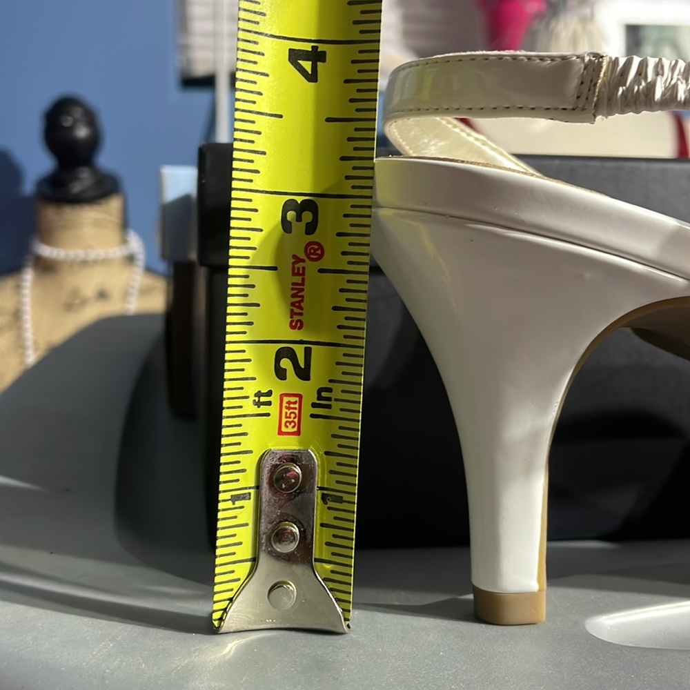 Women’s dressy Bandolino size 10 white shoe - Picture 5 of 5